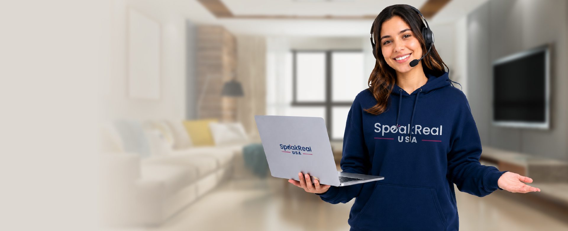 Asesora de Speak Real USA con portátil, lista para tu clase de inglés en línea